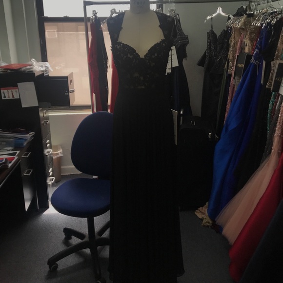 1079 gorgeous black gown with lace, studs, etc - Picture 2 of 8